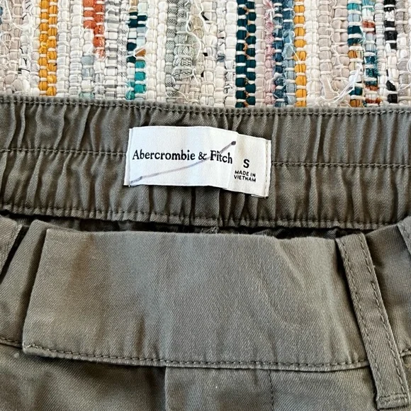Size Small Green Abercrombie & Fitch Shorts - Picture 3 of 3